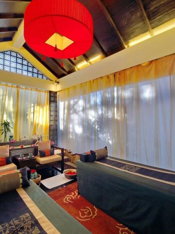Gemütliche Hotellounge mit traditionellem Dekor und roten Akzenten