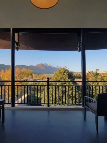 Hotelbalkon mit Blick auf grüne Landschaft und Berge