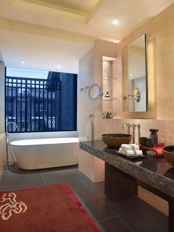 Elegantes Badezimmer mit Doppelwaschbecken und freistehender Wanne