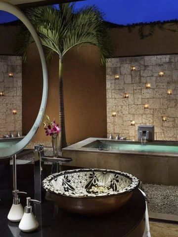 Entspannendes Spa mit Palmen und sanfter Beleuchtung