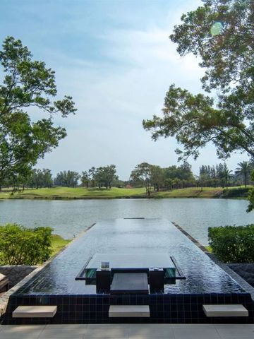 Infinity Pool mit Blick auf einen See umgeben von Bäumen im Banyan Tree Phuket.