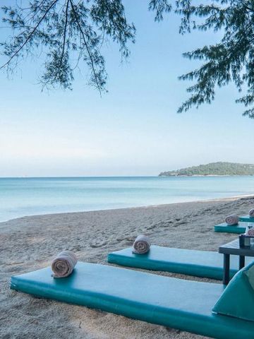 Sonnenliegen am Strand mit Meerblick im Banyan Tree Phuket.