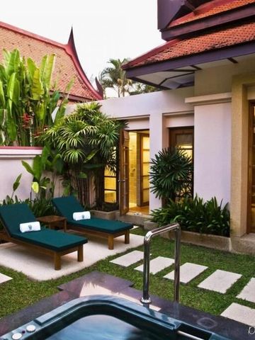 Private Villa mit Whirlpool und tropischer Gartengestaltung im Banyan Tree Phuket.