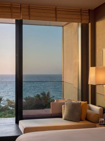 Luxuriöses Zimmer mit Panoramablick aufs Meer bei Sonnenuntergang