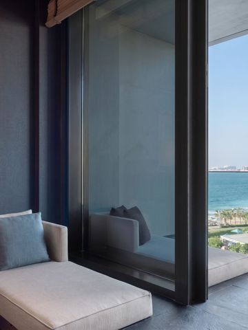 Elegante Sitzecke mit Meerblick durch große Fenster