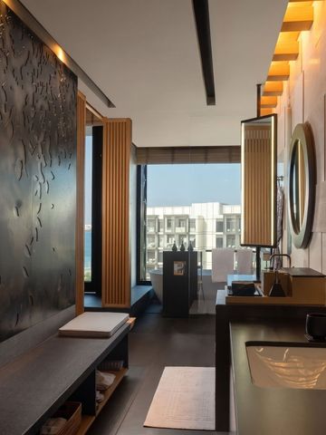 Modernes Badezimmer mit großen Spiegeln und Blick auf die Stadt