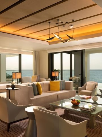 Großzügiges Wohnzimmer mit eleganter Einrichtung und Meerblick