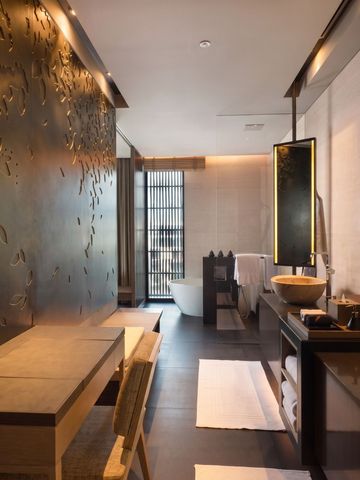 Modernes Badezimmerdesign mit eleganter Dekoration und freistehender Badewanne