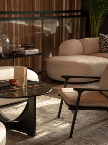 Eleganter Loungebereich mit stilvollen Möbeln und Dekor