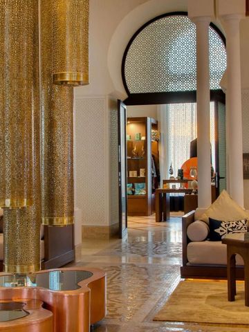 Luxuriöse Lobby mit eleganten Dekorelementen und gedeckten Sitzbereichen.