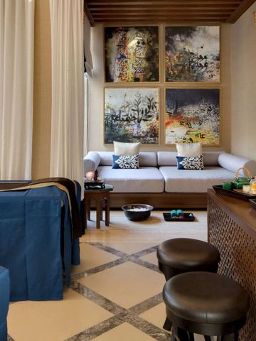 Gemütlicher Wohnbereich mit eleganten Sofas und Kunstwerken an der Wand