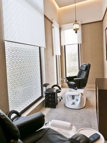 Luxuriöser Spa-Raum mit Massagestuhl