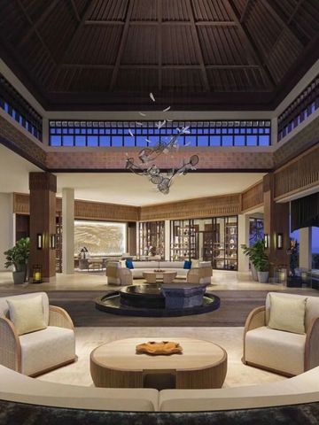 Luxuriöse Lobby im Hotel Umana Bali mit traditionellem Dekor und hoher Decke