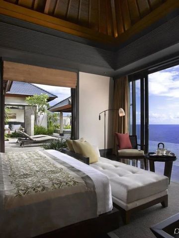 Luxuriöses Hotelzimmer mit Panoramablick auf das Meer von Bali