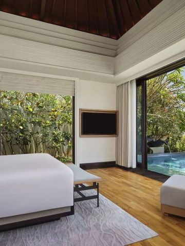 Modernes Schlafzimmer mit Zugang zum privaten Pool und Gartenblick