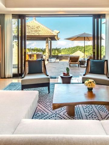 Helle Lounge mit offener Terrasse und herrlichem Ausblick auf Bali