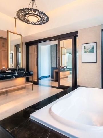 Luxuriöses Badezimmer mit freistehender Badewanne und edlem Design