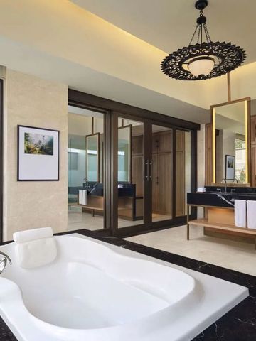Geräumiges Badezimmer mit elegantem Dekor und moderner Ausstattung