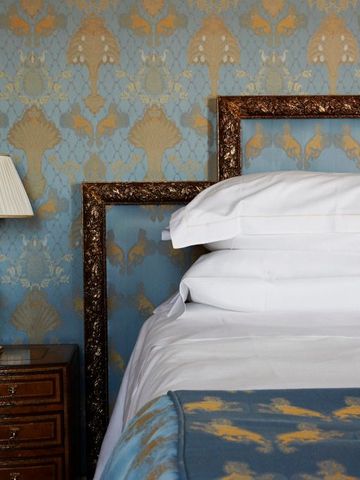 Luxuriöses Schlafzimmer im klassisch venezianischen Stil mit kunstvollen Tapeten.