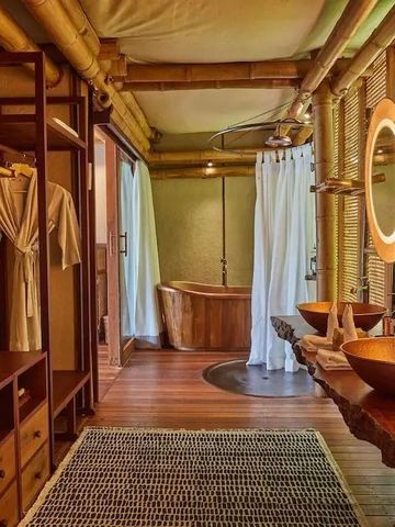 Design-Badezimmer mit Naturmaterialien und hölzernem Waschbecken im Bawah Reserve