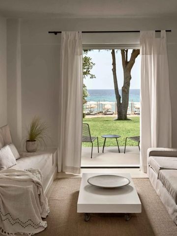 Gemütlicher Wohnbereich mit Aussicht auf Garten und Meer