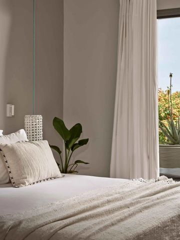 Elegantes Schlafzimmer mit Blick auf üppiges Grün