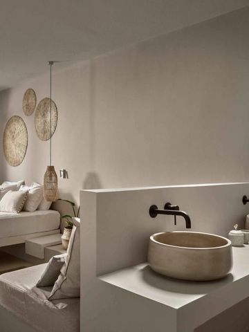 Elegantes Hotelzimmer mit modernem Dekor und Waschbecken.