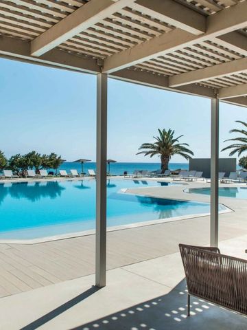 Terrasse mit Blick auf den Außenpool und das Meer