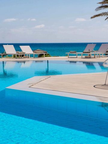 Infinity-Pool am Meer mit modernen Liegen