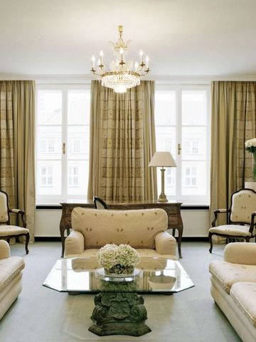 Heller, luxuriöser Wohnraum mit opulenten Möbeln und Dekoration