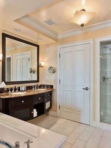 Elegantes Badezimmer mit großer Dusche und Doppelwaschbecken