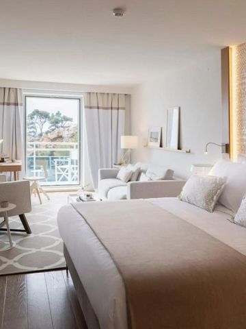 Geräumiges Hotelzimmer mit eleganter Dekoration und Zugang zum Balkon