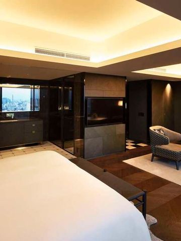 Luxuriöse Junior Suite im Bellustar Tokyo mit warmem Lichtambiente