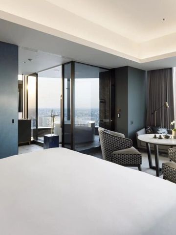 Elegantes Zimmer mit Panoramablick und modernem Design im Bellustar Tokyo