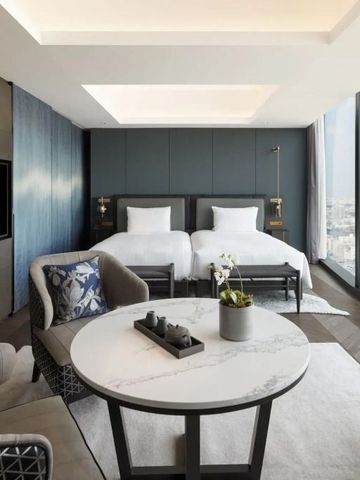Zweibettzimmer mit Panoramafenstern und moderner Einrichtung
