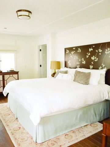 Geräumiges Hotelzimmer mit großem Bett und eleganter Einrichtung im El Encanto Santa Barbara