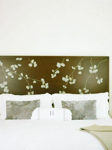 Elegantes Zimmer mit Blumenmuster auf dem Kopfteil.