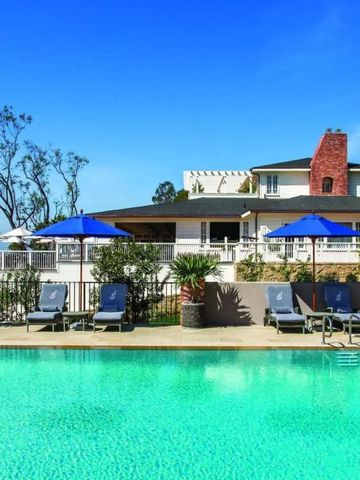 Poolbereich mit Liegen im Hotel El Encanto Santa Barbara