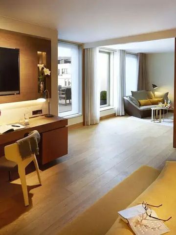 Stilvolles und geräumiges Hotelzimmer mit Sitzbereich und Schreibtisch