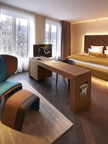 Elegantes Hotelzimmer mit großem Bett und modernem Interieur