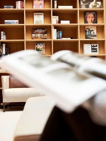 Gemütliche Lounge mit Bücherregal und Sitzgelegenheiten