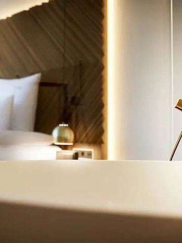 Modernes Detail eines eleganten Hotelzimmers mit stilvoller Beleuchtung