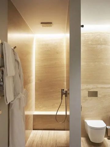 Modernes, luxuriös gestaltetes Badezimmer mit stilvollem Design