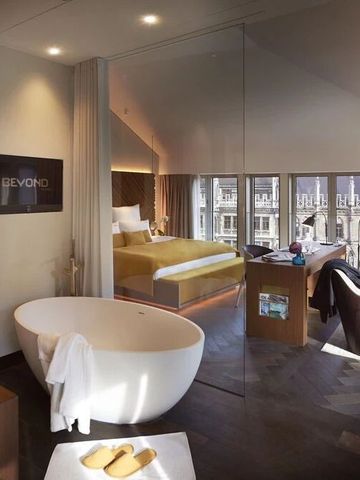 Großzügige Suite mit offenem Badezimmer und Blick ins Zimmer