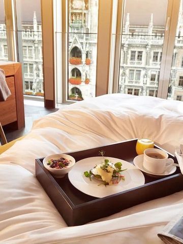 Luxuriöses Hotelzimmer mit Blick auf historische Architektur im Hintergrund