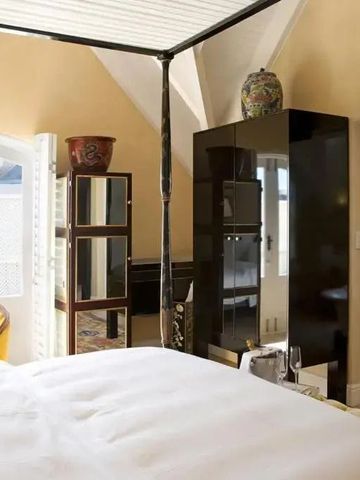 Helles Schlafzimmer mit eleganter Einrichtung und Dekostücken.