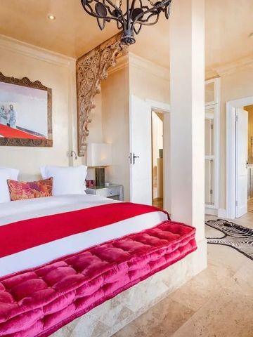 Elegantes Hotelzimmer mit luxuriösem Doppelbett und stilvollen Dekorationen