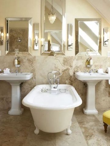 Elegantes Badezimmer mit freistehender Badewanne und klassischem Interieur