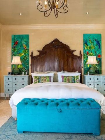 Luxuriöses Schlafzimmer mit kunstvoller Dekoration