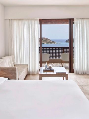 Helles Zimmer mit großem Bett und Aussicht auf das Meer